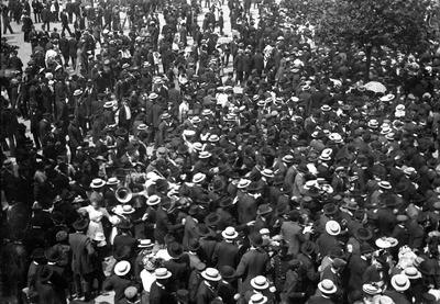 853338 Afbeelding van een menigte op de Neude te Utrecht tijdens een bijeenkomst, mogelijk een fanfareconcours.